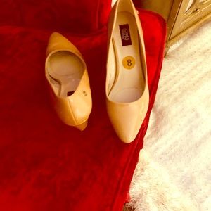 Tan patent platform 8 medium Jones New York brand